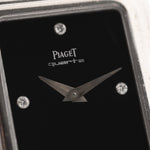 1980 年代的 Piaget Protocole 74101 Onyx 18k Diamond 腕上特寫照片。26mm 18K 白金錶殼搭配鑲嵌 4 顆鑽石的縞瑪瑙錶盤、石英機芯和原裝真皮錶帶。