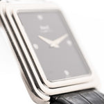 1980 年代的 Piaget Protocole 74101 Onyx 18k Diamond 腕上特寫照片。26mm 18K 白金錶殼搭配鑲嵌 4 顆鑽石的縞瑪瑙錶盤、石英機芯和原裝真皮錶帶。