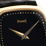 1970 年代 Piaget Tonneau 9691 Onyx 18K 手錶特寫照片。24mm 18K 黃金錶殼、手動上鏈機芯、黑色縞瑪瑙錶盤和原裝黑色真皮錶帶。