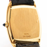 1970 年代 Piaget Tonneau 9691 Onyx 18K 手錶特寫照片。24mm 18K 黃金錶殼、手動上鏈機芯、黑色縞瑪瑙錶盤和原裝黑色真皮錶帶。