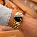 Rolex Datejust 1601 Onyx YELLOW GOLD，1969 年出品，戴在手腕上。 