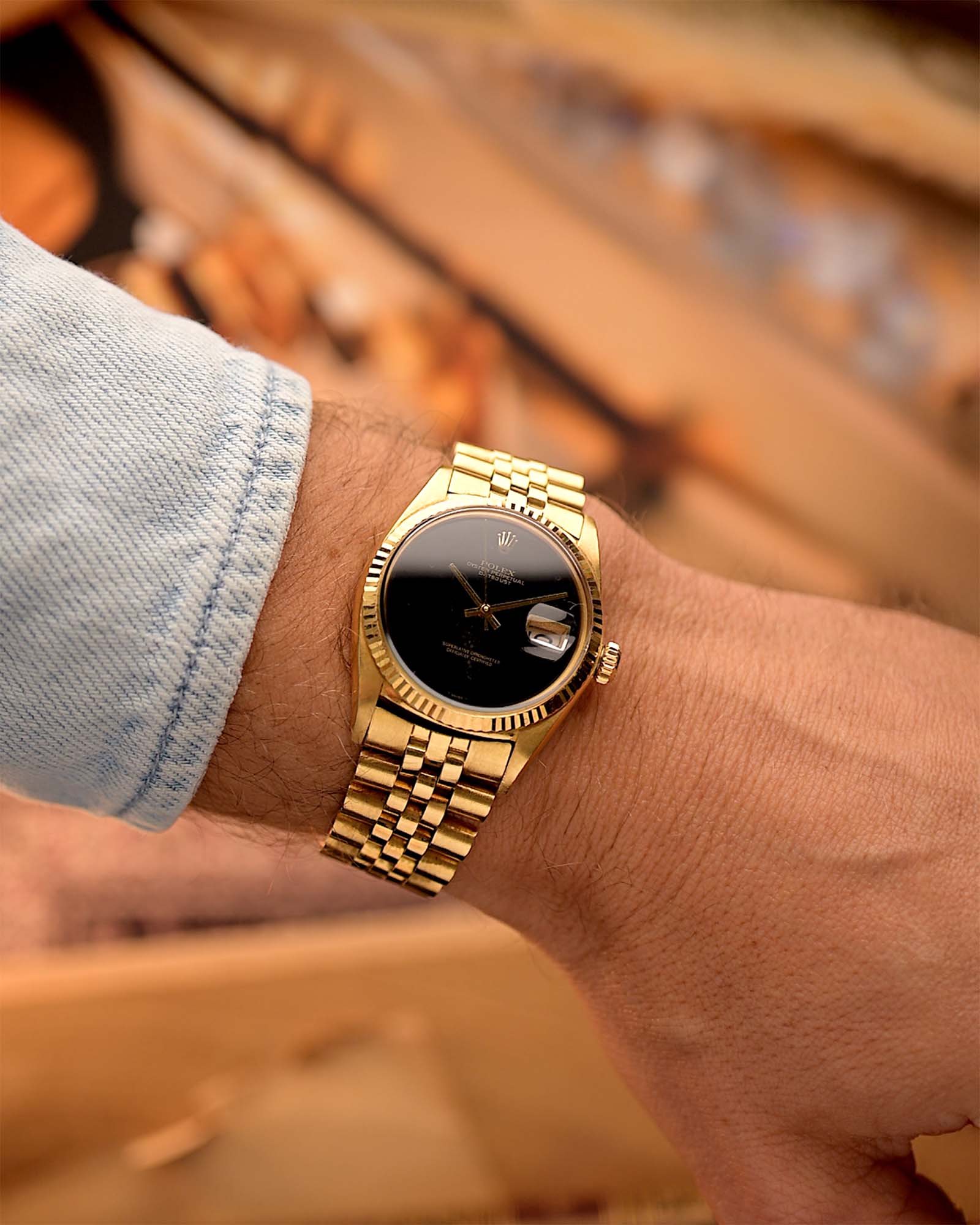 Rolex Datejust 1601 Onyx YELLOW GOLD，1969 年出品，戴在手腕上。 