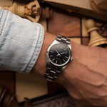 Vintage Rolex Air King 14000 黑色腕錶，1999 年出品，戴在手腕上。 