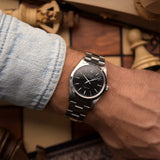 Vintage Rolex Air King 14000 黑色腕錶，1999 年出品，戴在手腕上。 