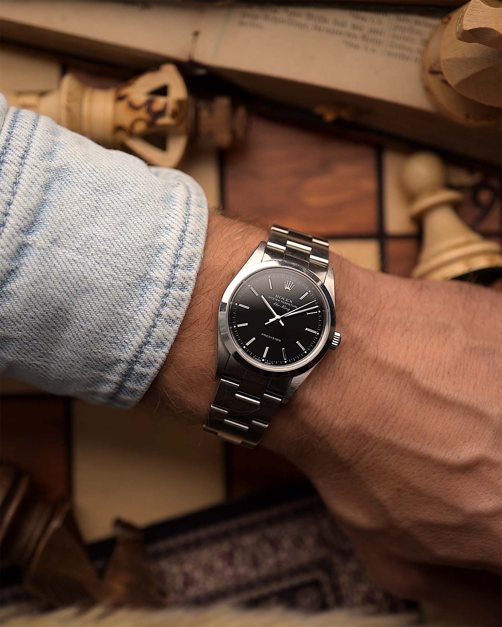 Vintage Rolex Air King 14000 黑色腕錶，1999 年出品，戴在手腕上。 