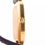 1995 年的 Rolex Cellini 4087 Rectangular 特寫照片。27.5mm 18K 黃金錶殼，配手動上鏈機芯，銀色陽光紋錶盤和原裝真皮錶帶。