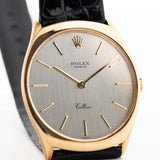 1990 年的 Rolex Cellini 4133 18K 特寫照片。31mm 黃金錶殼、手動上鏈機芯、銀色錶盤、原裝真皮錶帶和 18K 金錶扣。
