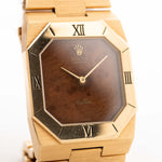 1981 年的 Rolex Cellini 4350 八角形木製腕錶特寫照片。27mm 黃金錶殼搭配原裝胡桃木錶盤、手動上鏈機芯和 18K President 手鏈。