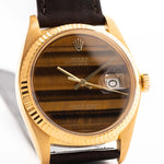 1974 年的古董 Rolex Datejust 1601 Tiger Eye 特寫照片。36mm 18K 黃金錶殼、虎眼石錶盤、自動機芯和真皮錶帶。