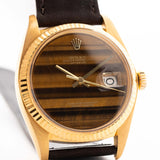 1974 年的古董 Rolex Datejust 1601 Tiger Eye 特寫照片。36mm 18K 黃金錶殼、虎眼石錶盤、自動機芯和真皮錶帶。