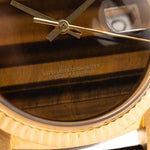 1974 年的 Rolex Datejust 1601 Tiger Eye 特寫照片。36mm 18K 黃金錶殼、虎眼石錶盤、自動機芯和真皮錶帶。