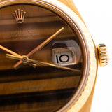 1974 年的 Rolex Datejust 1601 Tiger Eye 特寫照片。36mm 18K 黃金錶殼、虎眼石錶盤、自動機芯和真皮錶帶。