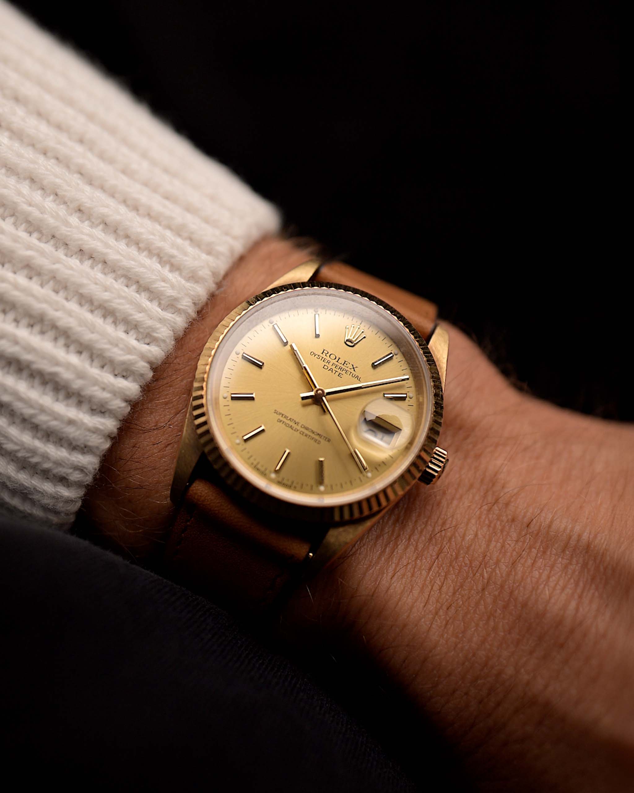 1995 年的復古勞力士蠔式恆動 15238 日期腕錶。34mm 18K 黃金機芯，搭載 3135 自動機芯，金色陽光紋錶盤和干邑棕色皮革錶帶。