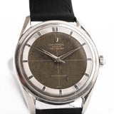 Universal Genève 20368 Polerouter Ref 20368 來自 1960 年代。34mm 不銹鋼錶殼，搭載 microtor 自動上鏈機芯，原裝黑色鏽蝕錶盤和真皮錶帶。