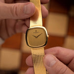 Vintage Vacheron Constantin Watch 2099 Cushion 18K Gold from the 1970.狀態極佳，30 毫米 18K 黃金錶殼，1002 機芯，垂直拉絲金錶盤和黃金錶鏈 .