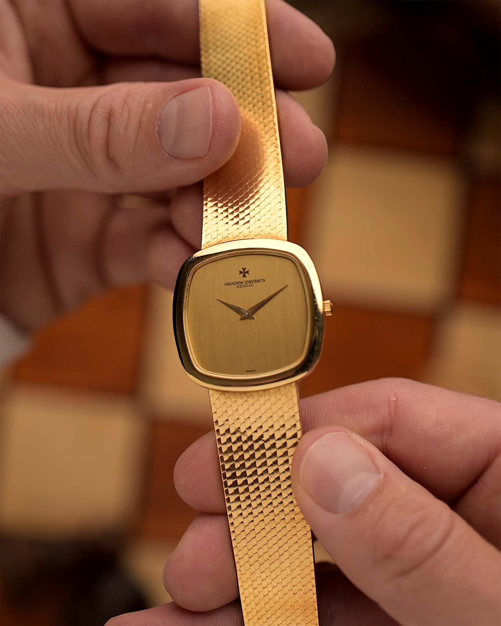 Vintage Vacheron Constantin Watch 2099 Cushion 18K Gold from the 1970.狀態極佳，30 毫米 18K 黃金錶殼，1002 機芯，垂直拉絲金錶盤和黃金錶鏈 .