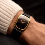 來自 1970 年代的 Vintage Piaget Tonneau 9251 Onyx 腕錶。26mm 18K 黃金錶殼、9P 手動上鏈機芯，完美無瑕的縞瑪瑙錶盤和原裝真皮錶帶。