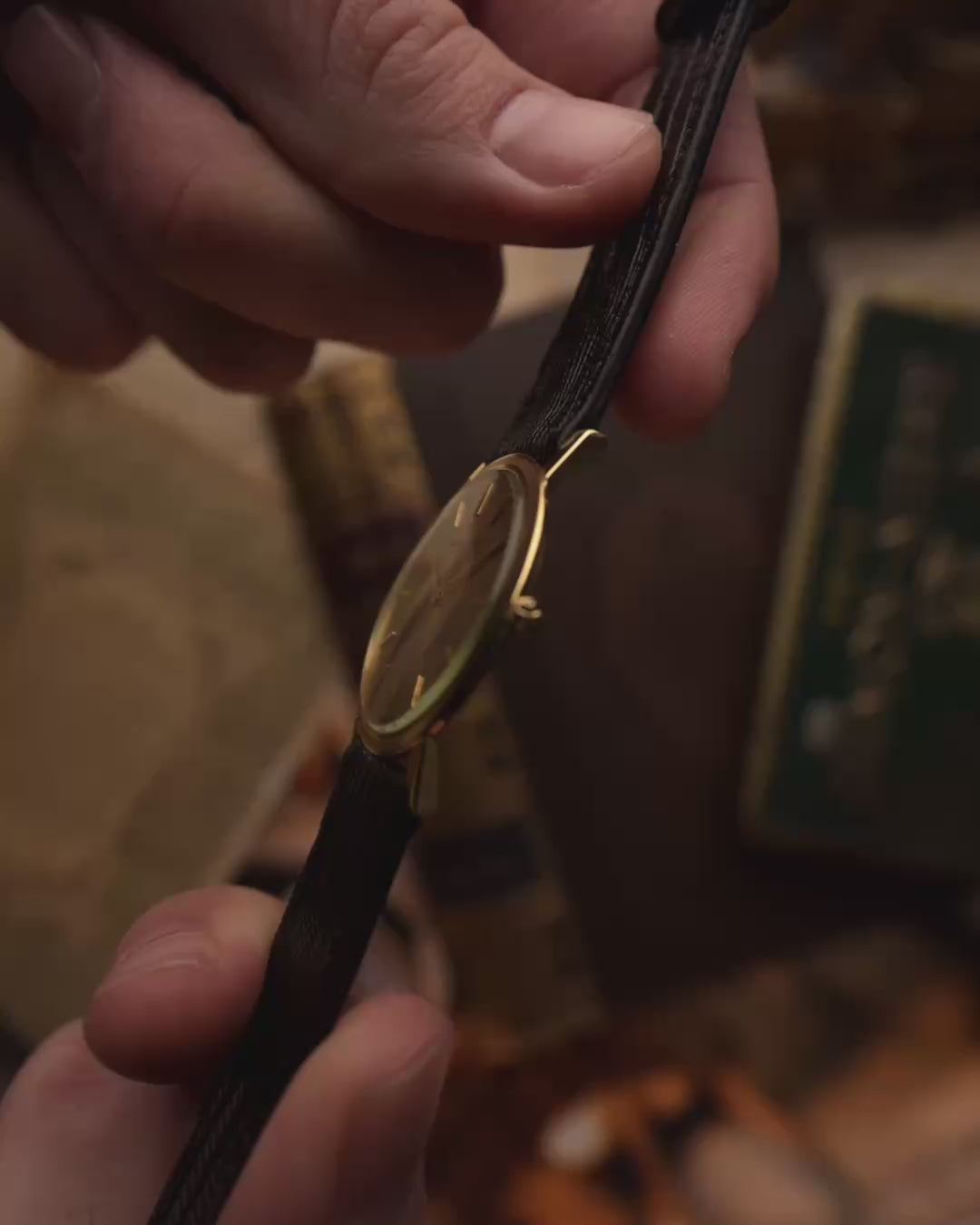 古董江詩丹頓傳承系列6351腕錶，配備18K金超薄圓形錶殼、金質錶盤、手動上鍊機芯及黑色錶帶，附細節影片