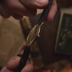 古董江詩丹頓傳承系列6351腕錶，配備18K金超薄圓形錶殼、金質錶盤、手動上鍊機芯及黑色錶帶，附細節影片