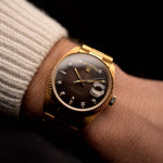 復古勞力士 Day Date 18038 腕錶 1981 年款，36 毫米 18K 黃金錶殼，3055 自動機芯，棕色飾紋鑽石錶盤，原裝錶鏈，佩戴於手腕上，視頻