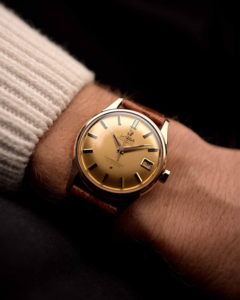 1960 年的古董 Omega Constellation 14393 腕錶，34 公釐 18K 玫瑰金錶殼、561 自動上鏈機芯，原裝玫瑰色錶盤，真皮錶帶，影片