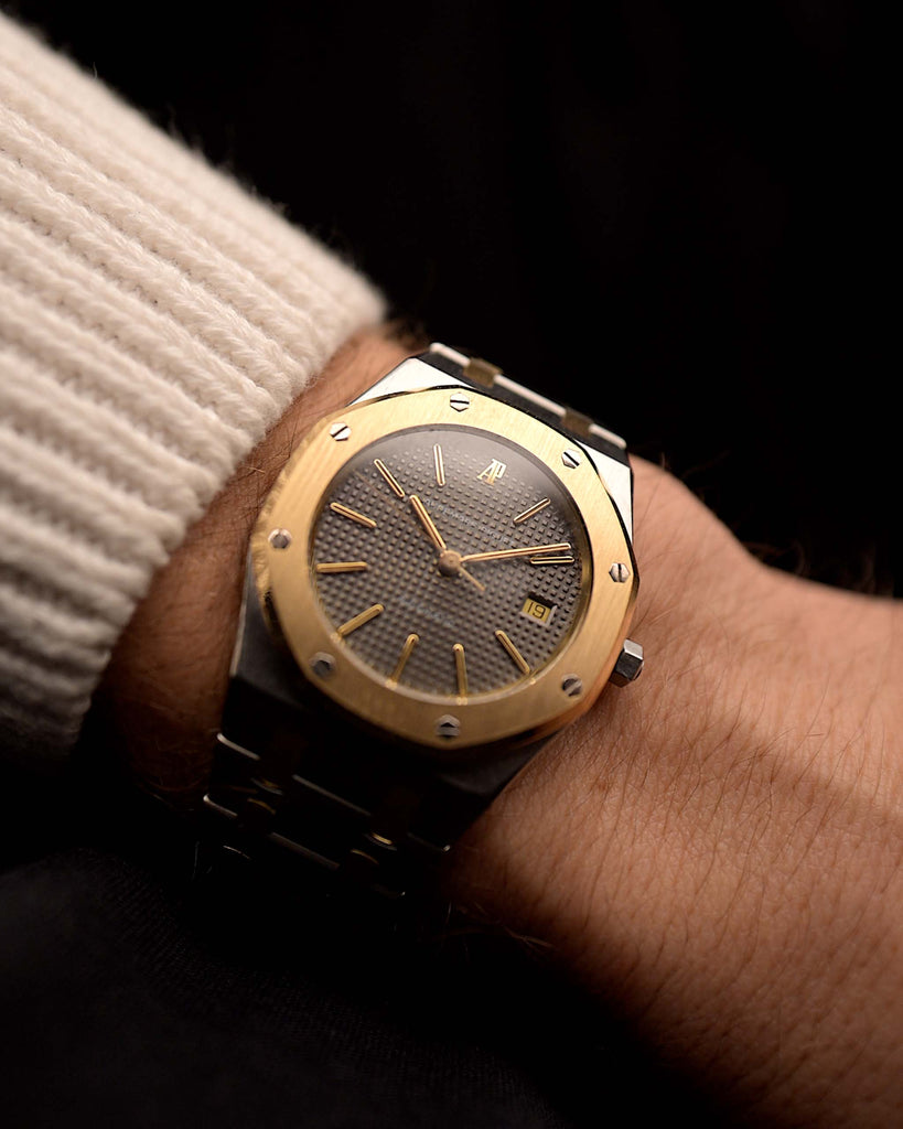 Vintage Audemars Piguet 14486SA watch, 不銹鋼和 18K 金復古腕錶, 灰色 tapisserie 表盤, 自動上鏈機芯, 戴在手腕上, 黑色背景, video