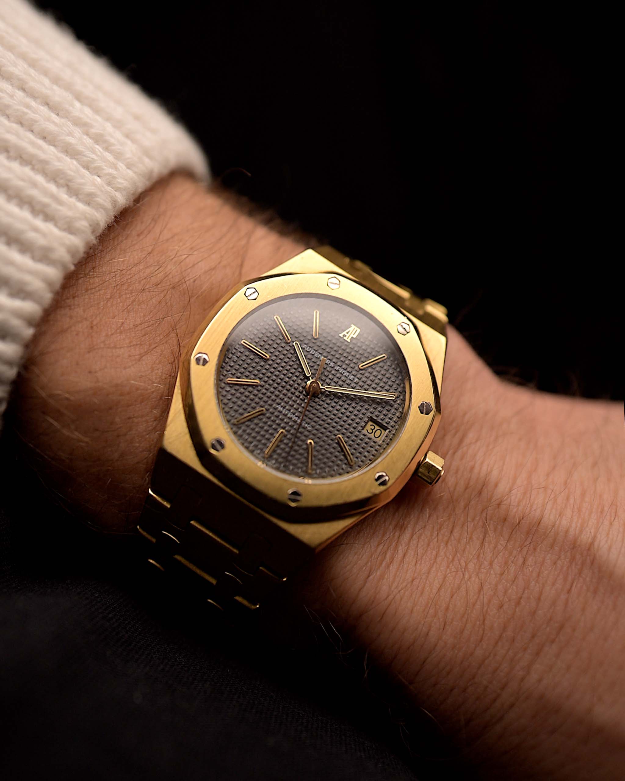 Vintage Audemars Piguet 14332BA watch from 1987, 18K 黃金, 灰色 petit-tapisserie 表盤, on wrist, black background, video