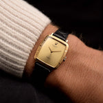 1981 年的復古勞力士 Cellini 4080 Rectangular 腕錶。23mm 18K 黃金錶殼，配手動上鏈機芯，金色陽光紋錶盤和皮革錶帶。