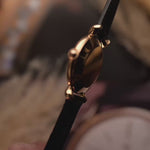 Vintage Vacheron Constantin Teardrop 18K 玫瑰金腕錶，白銀錶盤，手動 Cal.V454，模糊背景，視頻