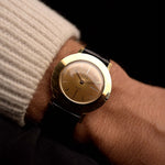 復古百達翡麗 2594 Disco Volante Beyer 1950 年代腕錶。32mm 闊，18K 黃金錶殼、23-300 手動機芯、卡布奇諾錶盤和黑色皮革錶帶。
