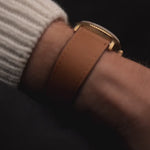 1995 年的復古勞力士蠔式恆動 15238 日期腕表。34mm 18K 黃金機芯，搭載 3135 自動機芯，金色陽光放射狀錶盤和干邑棕色皮革錶帶。