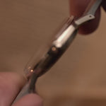 復古 Omega 2325 Jumbo Leaf 腕錶，銀色錶盤，不銹鋼錶殼，手動上鏈機芯，灰色皮錶帶，戴在手腕上，背景模糊，細節視頻